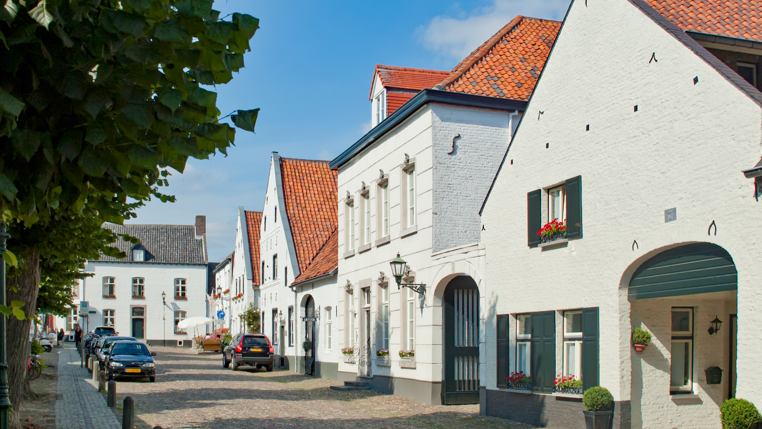 Zoek de verschillen: De Hofstraat in het witte stadje Thorn
