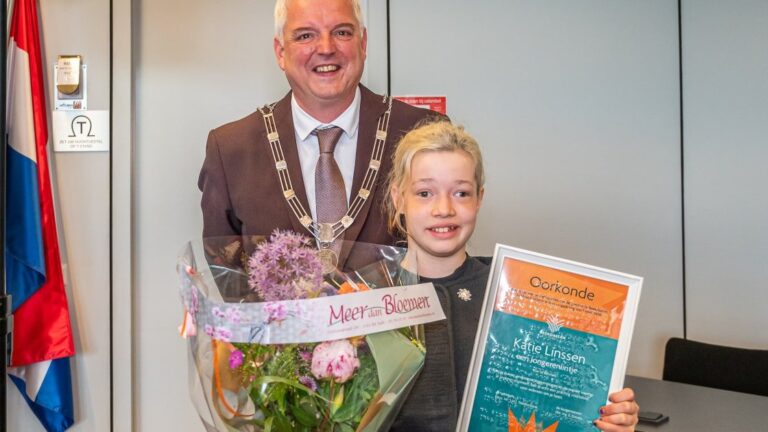 Ken jij Katie uit Nuth? Dit 13-jarige meisje kreeg vanochtend een lintje (en haar verhaal is écht bijzonder)