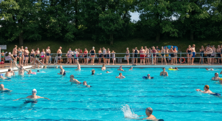 Swimming pool Mosaqua completely packed on tropical day, doors closed at 2 PM
